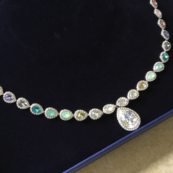 Caption All-Around Necklace - Picture 7 of 13